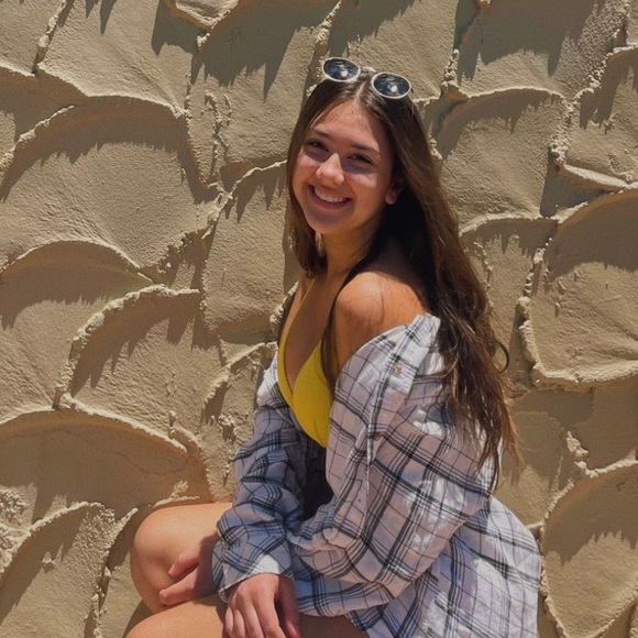 Meet your Posher, Kate - Picture 2 of 2